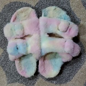 Fuzzy house shoes size 2/3